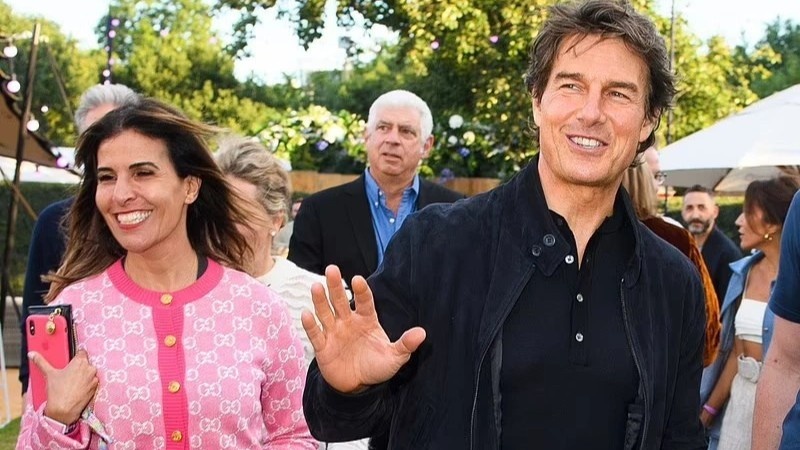 Tom Cruise xem ca nhac cung nguoi phu nu la mat hinh anh