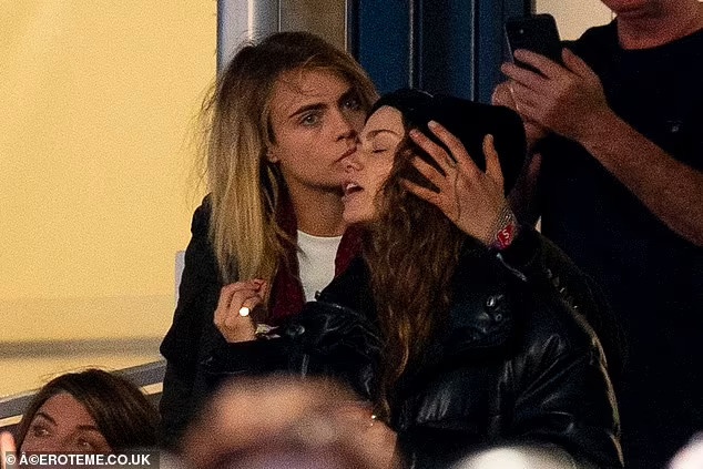 Cara Delevingne hon nguoi yeu dong gioi truoc 65.000 khan gia hinh anh