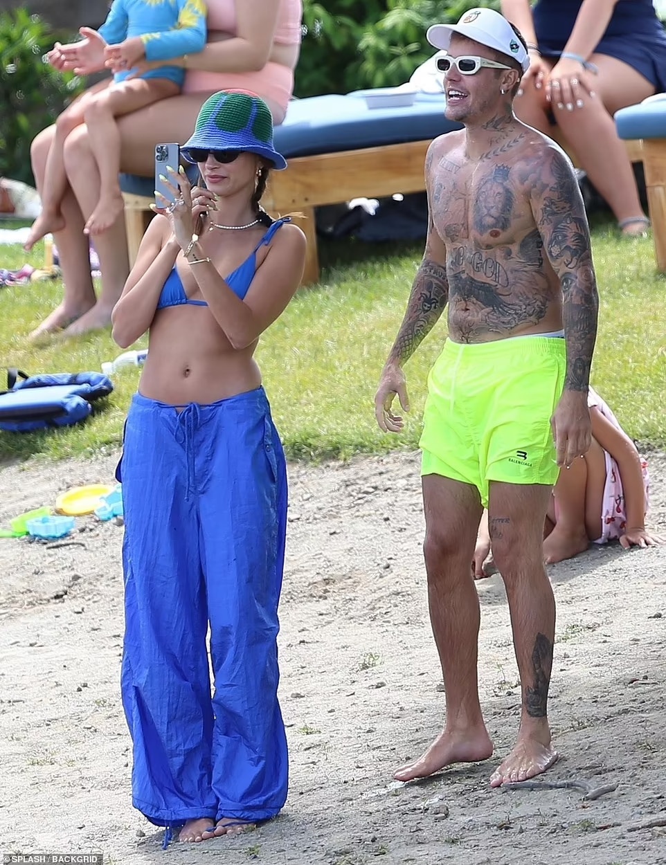 Hailey Bieber và chồng ảnh 1 Hailey Bieber va chong anh 1