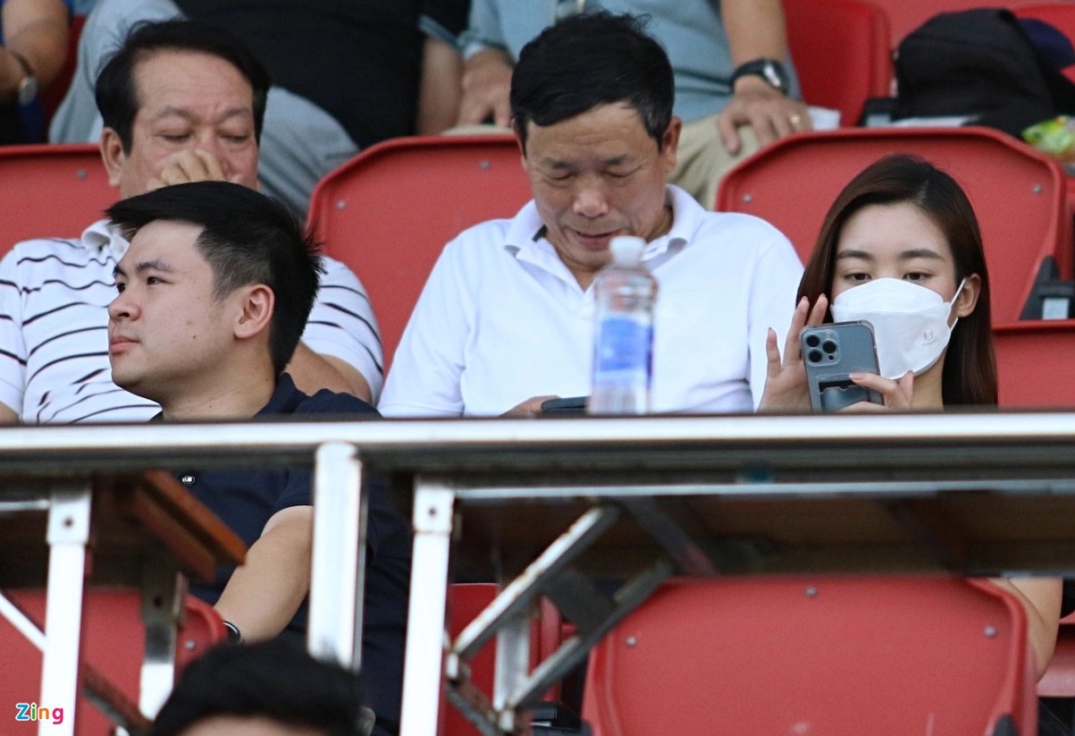 hoa hau do my linh duoc cau hon anh 1