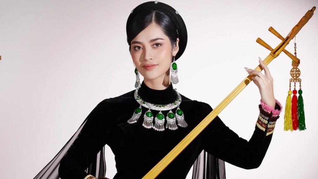 Nguoi dep dan toc Tay mac ao dai ho lung hinh anh