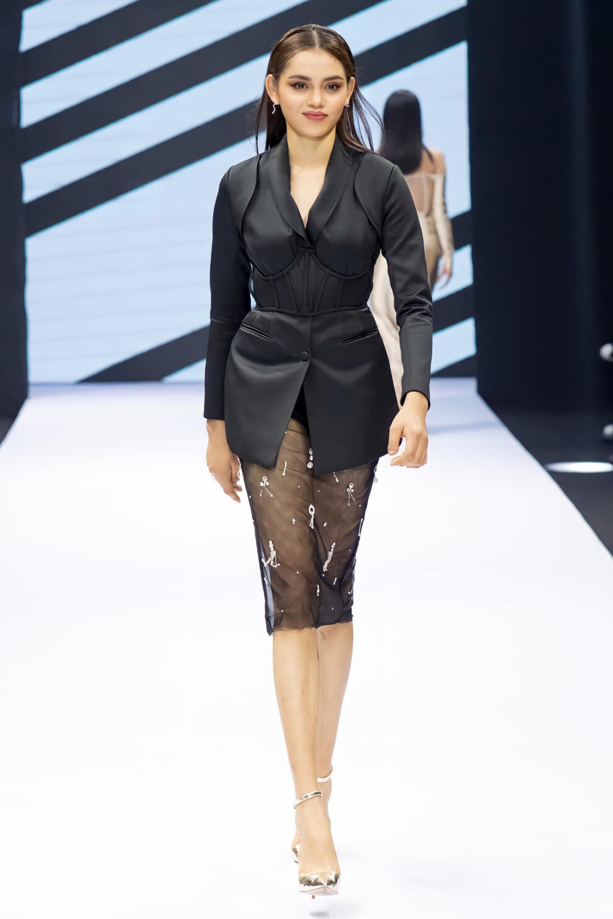 Hoa hau cac Dan toc Viet Nam anh 6