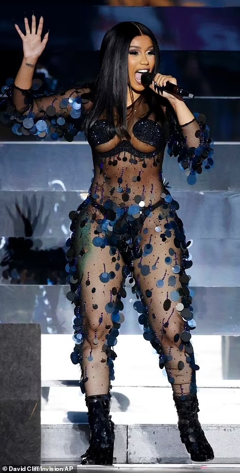 Cardi B đánh khán giả ảnh 2 Cardi B danh khan gia anh 2