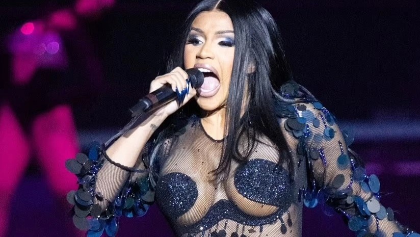 Cardi B danh khan gia bang micro? hinh anh