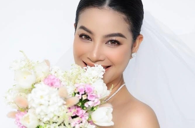 Pham Huong va chong ve Viet Nam chup anh cuoi hinh anh