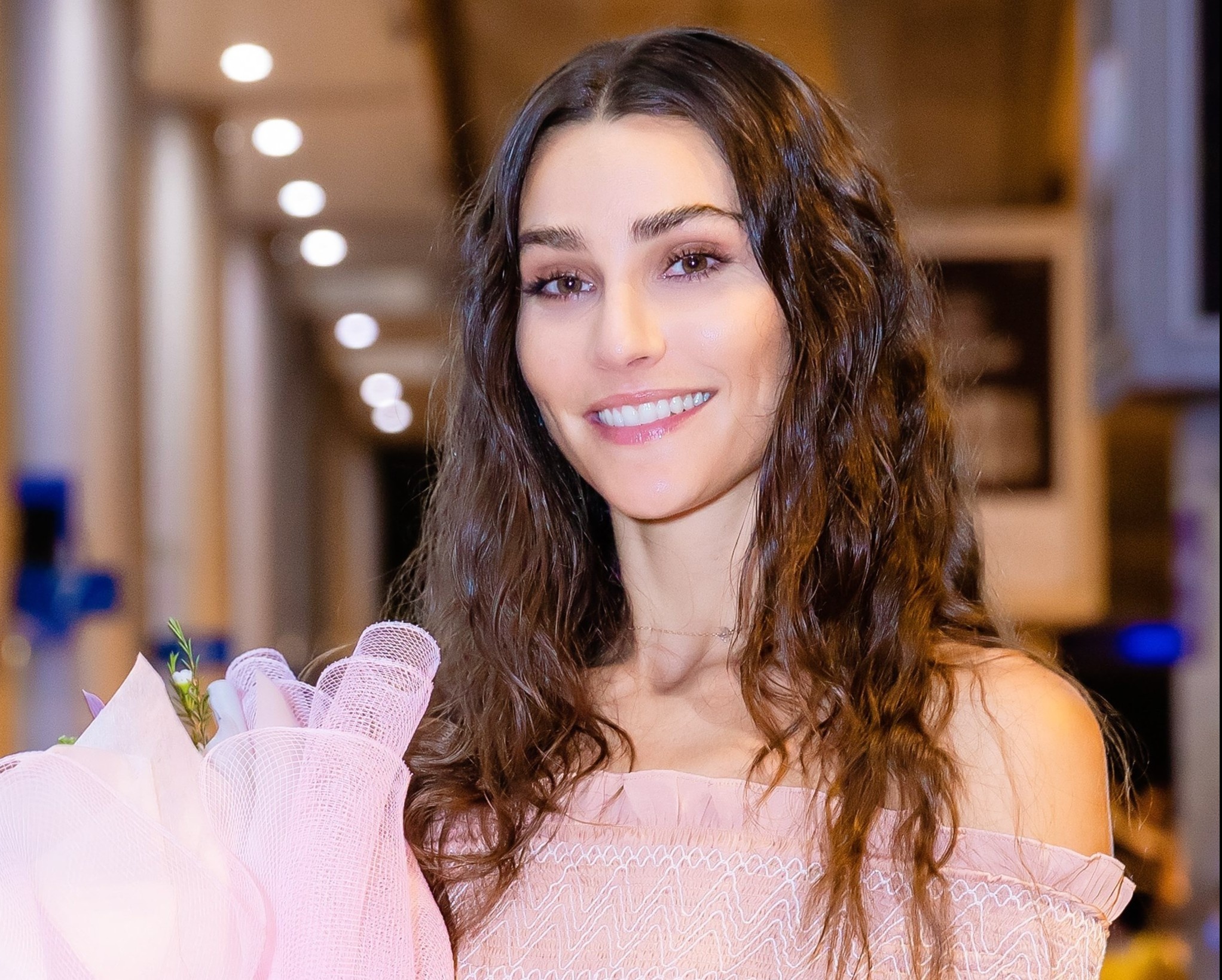 Hoa hau co ve dep vuot thoi gian den Viet Nam hinh anh