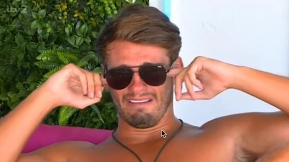 Cau thu bong bau duc bo ngang show hen ho hinh anh