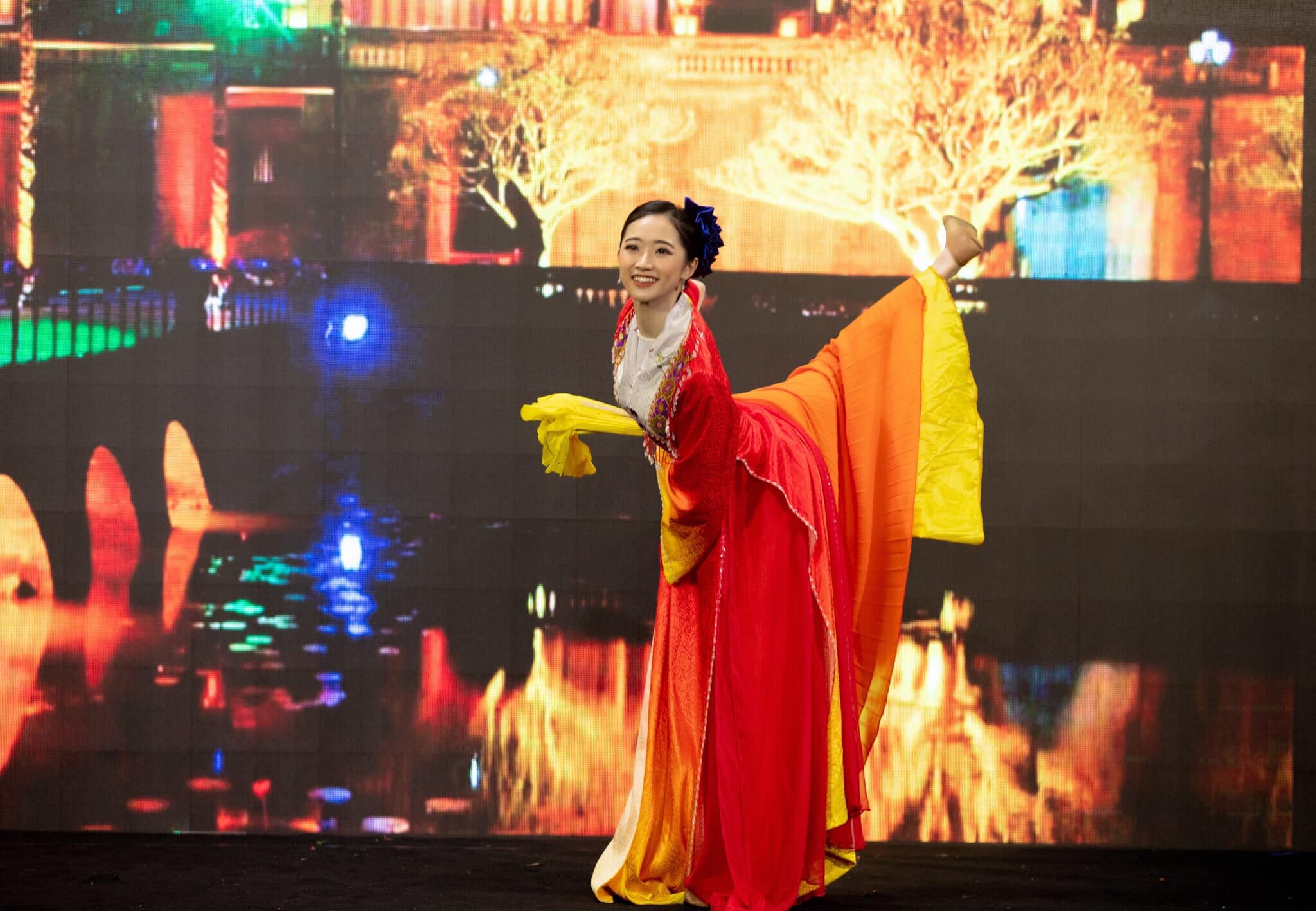 hoa hau cac dan toc Viet Nam anh 7