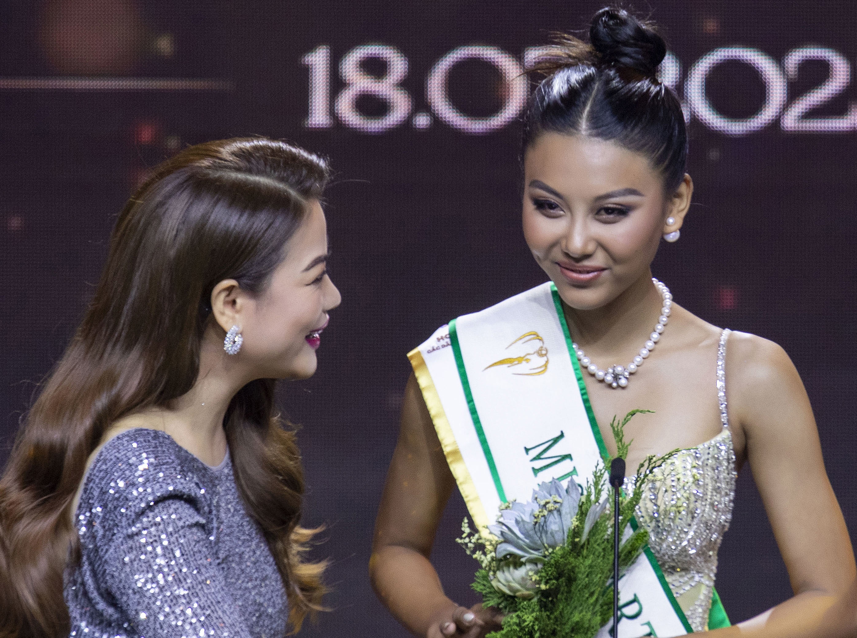 Nong Thuy Hang khong duoc cu di thi Hoa hau Trai Dat hinh anh