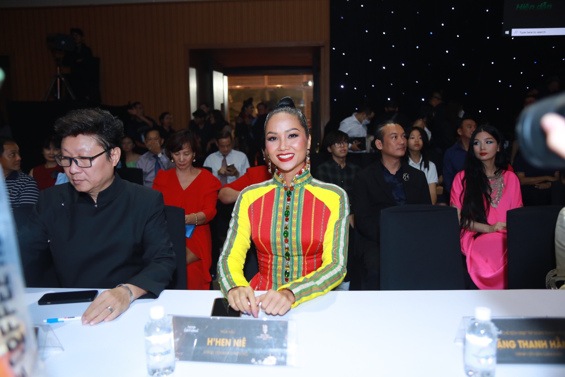 hoa hau cac dan toc anh 1