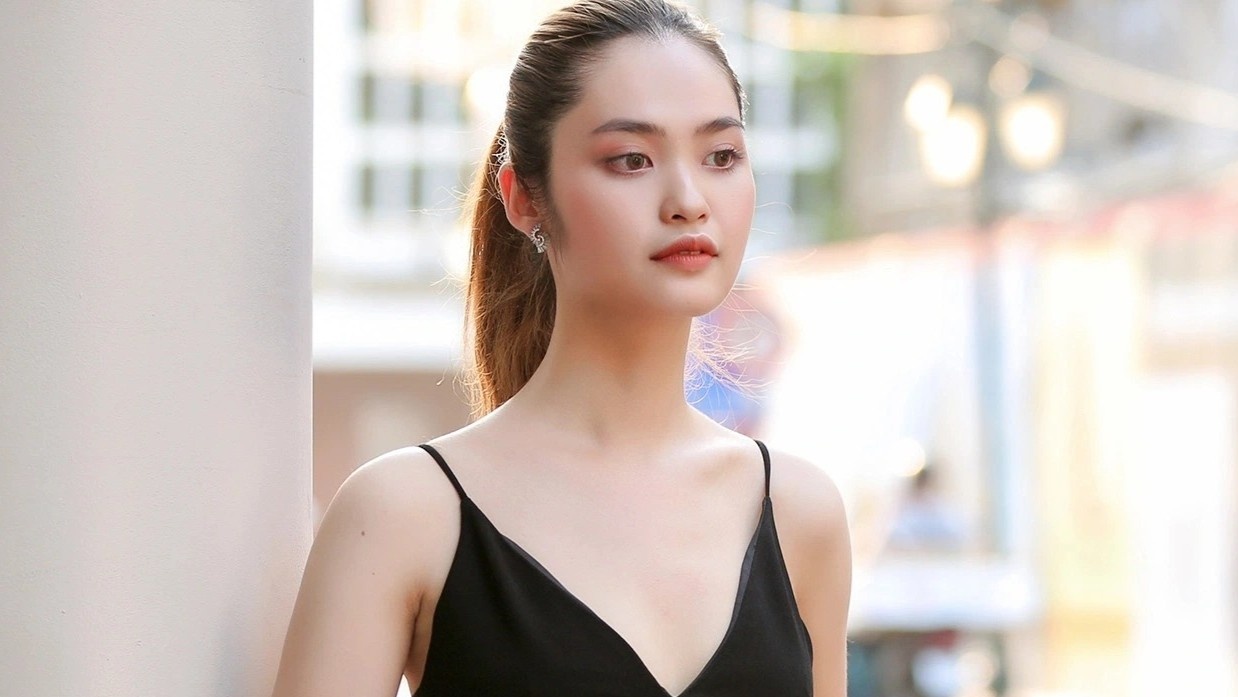 Hoa hau Nong Thuy Hang phan hoi lum xum tren mang hinh anh