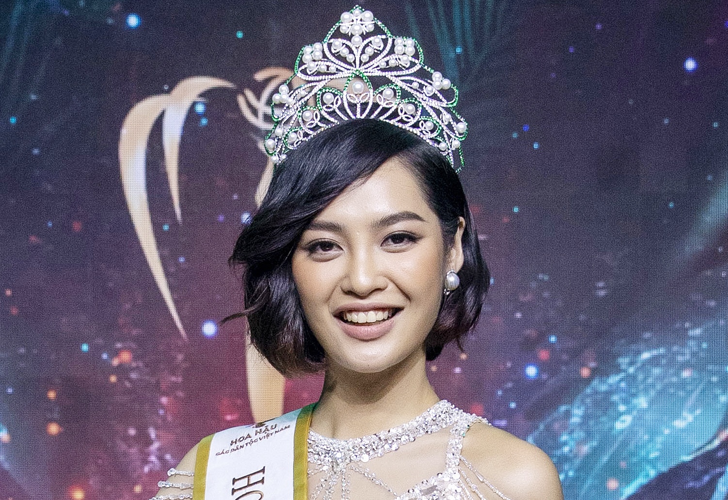 Ban to chuc phan hoi on ao ve Hoa hau Nong Thuy Hang hinh anh