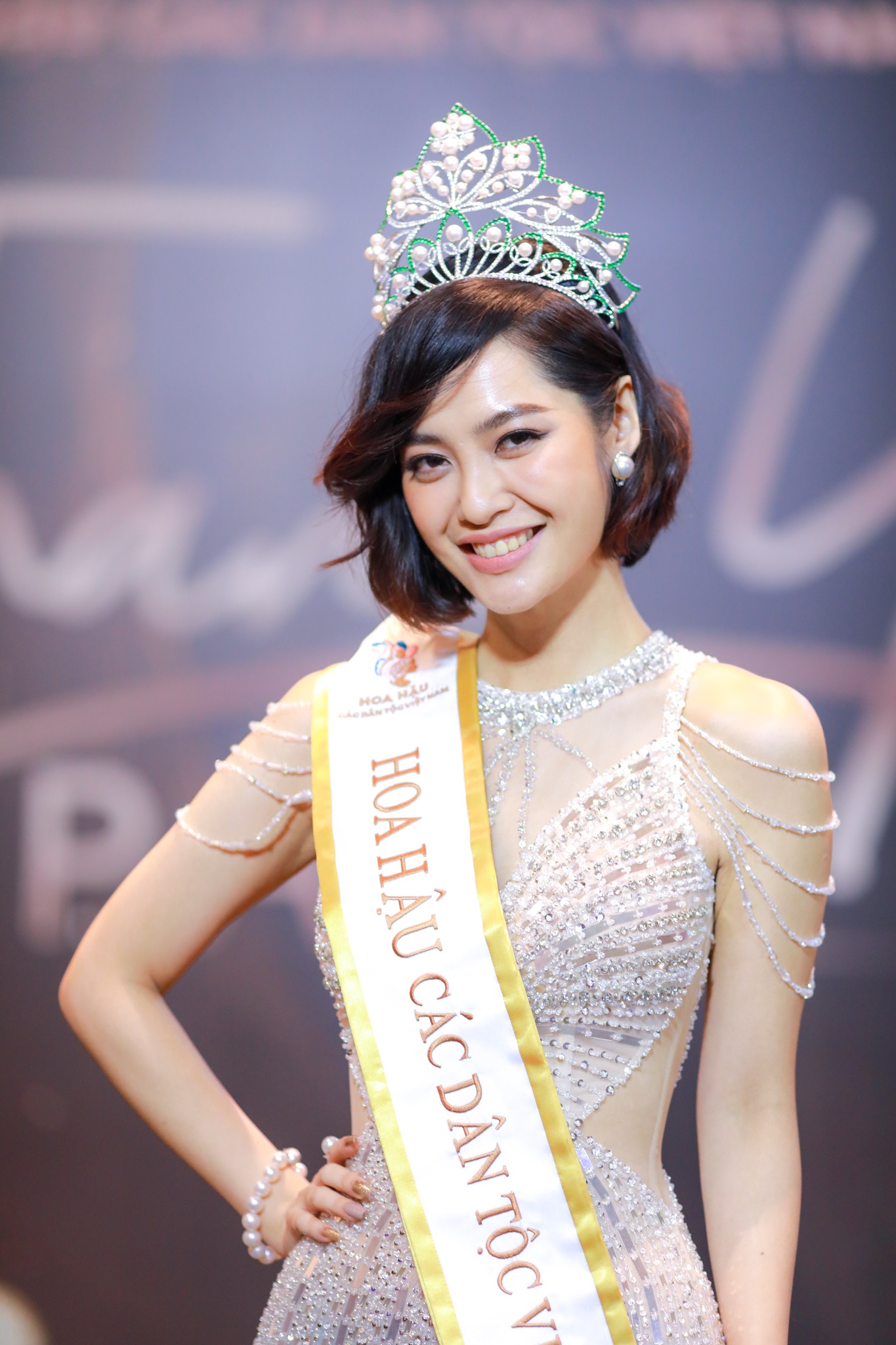 nong thuy hang anh 4