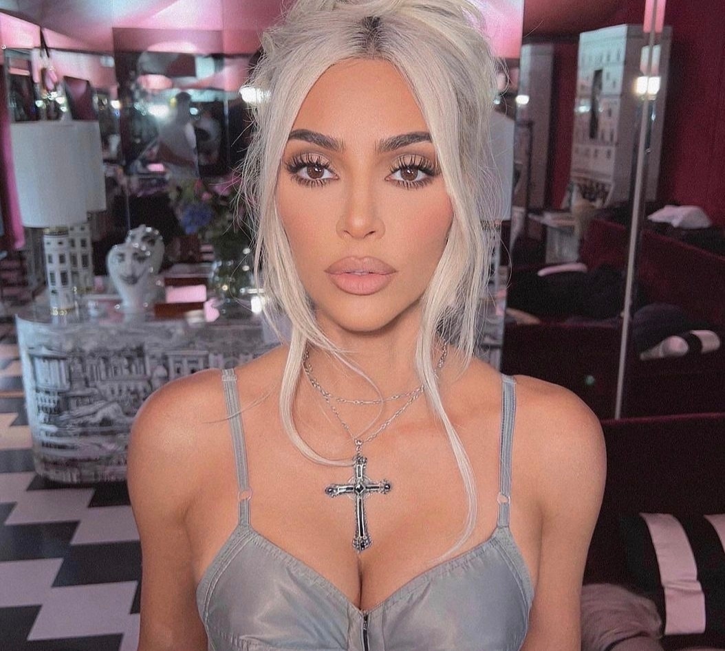 Kim Kardashian danh lua paparazzi hinh anh