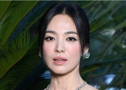 Song Hye Kyo dong cap cung my nam kem 14 tuoi hinh anh