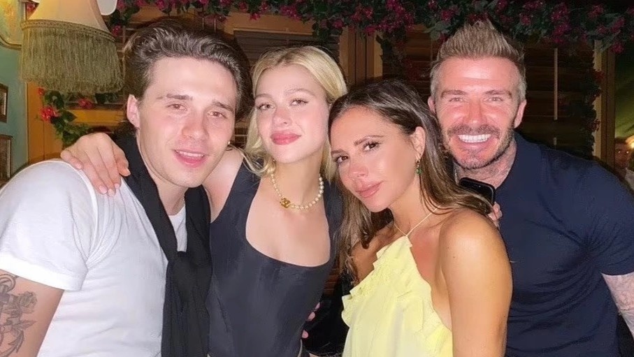 Victoria Beckham va con dau Nicola Peltz bat hoa hinh anh