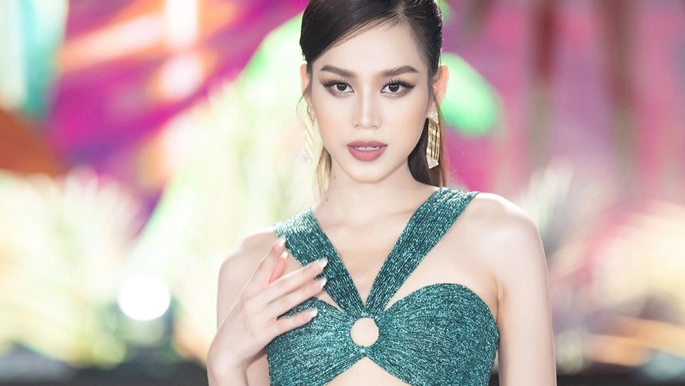 Do Thi Ha, Luong Thuy Linh tren tham do Hoa hau The gioi Viet Nam hinh anh