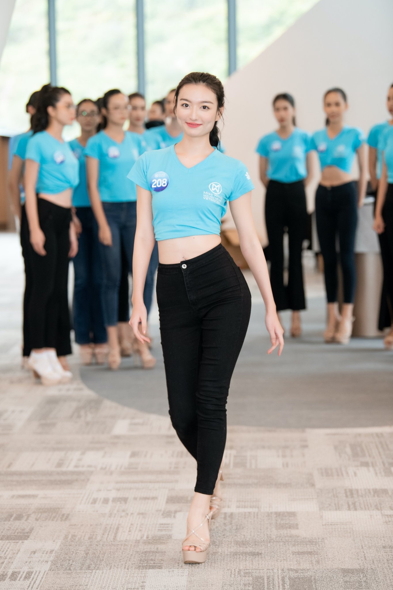 Luong Hong Xuan Mai rut khoi hoa hau the gioi Viet Nam anh 9