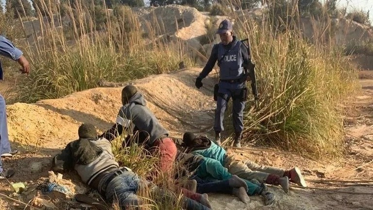 Tinh tiet moi vu 8 nguoi mau bi cuong hiep khi dang quay MV o Nam Phi hinh anh