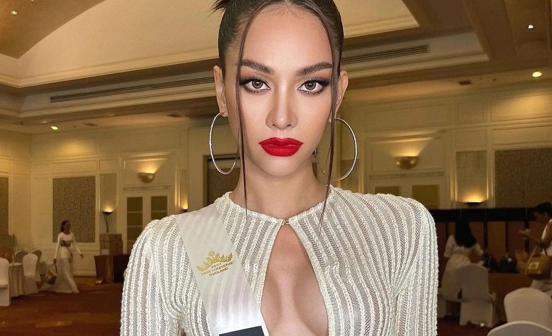 Tranh cai co gai song o bai rac dang quang Hoa hau Hoan vu Thai Lan hinh anh