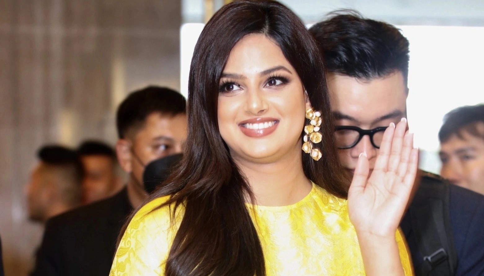 Duong kim Hoa hau Hoan vu bi kien hinh anh