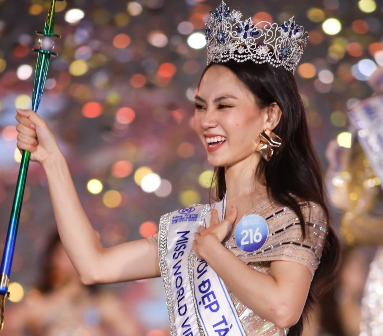 Khoanh khac Mai Phuong dang quang hoa hau hinh anh