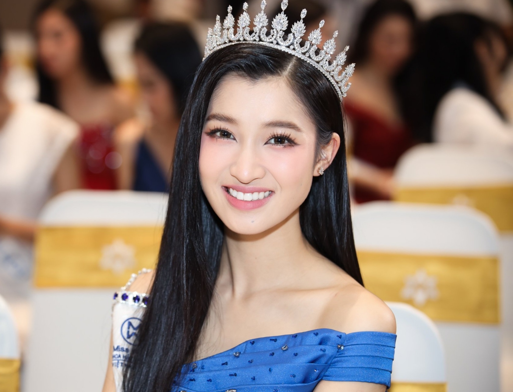 Hoa hau Mai Phuong va 2 a hau xuat hien sau dang quang hinh anh