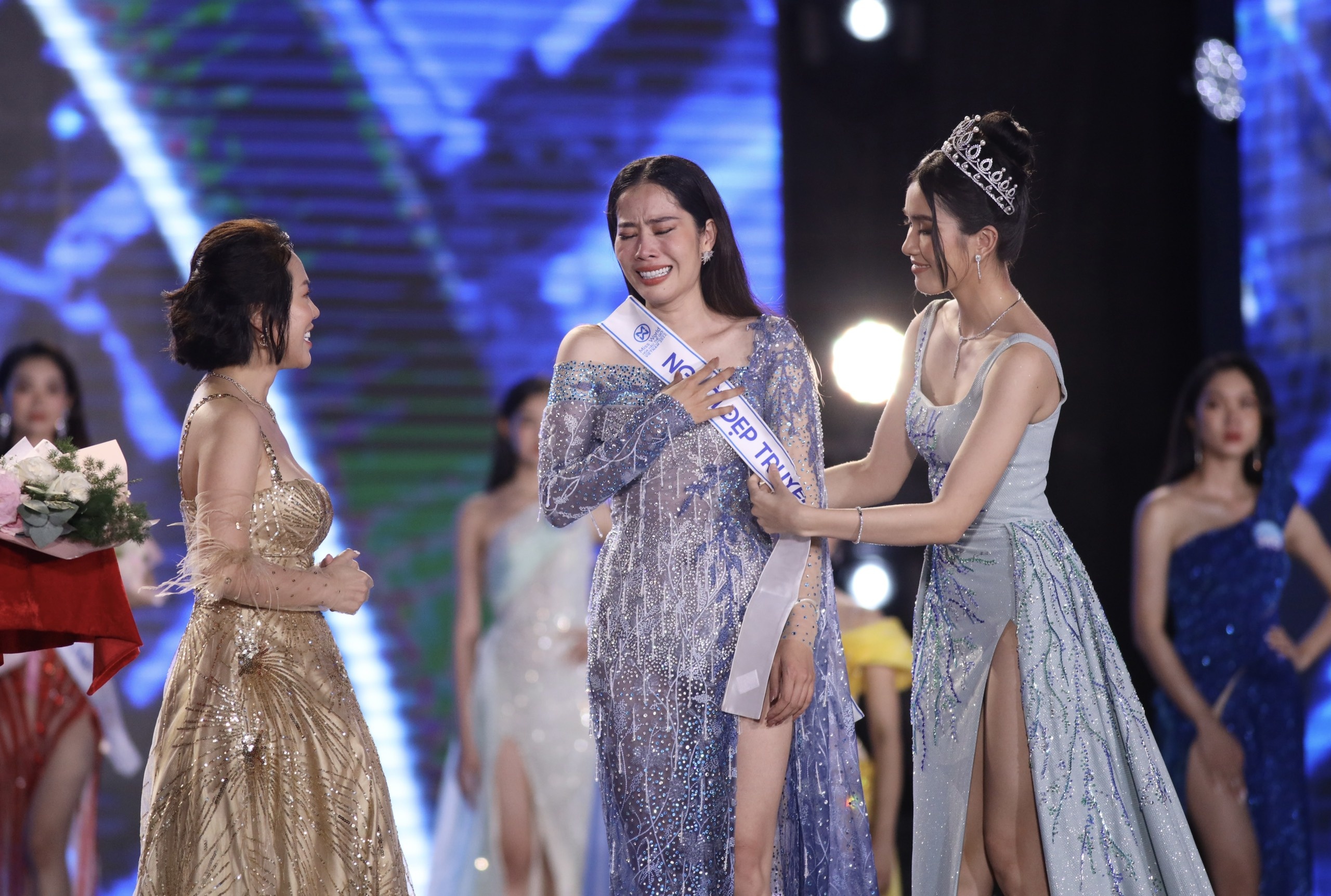 nam em khoc nuc no anh 1