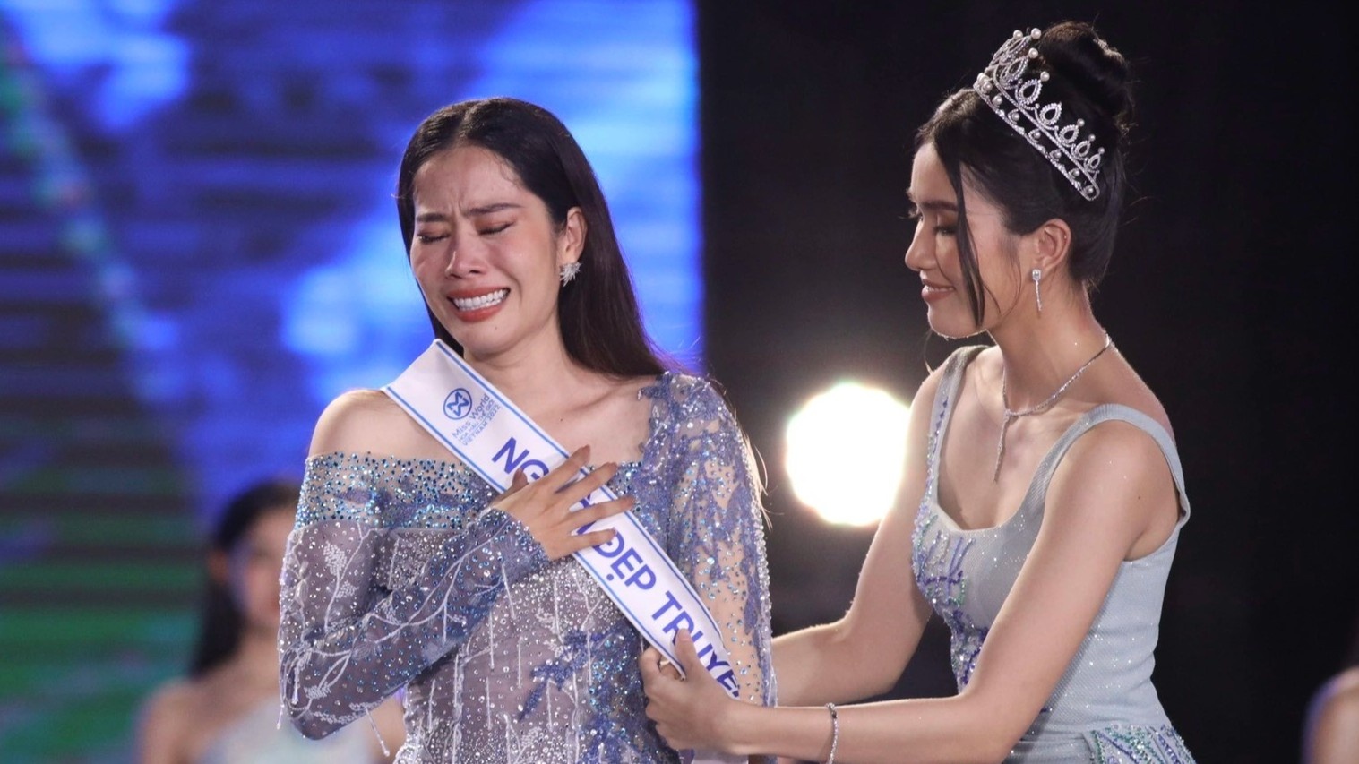 Nam Em khoc trong dem chung ket Hoa hau The gioi Viet Nam hinh anh