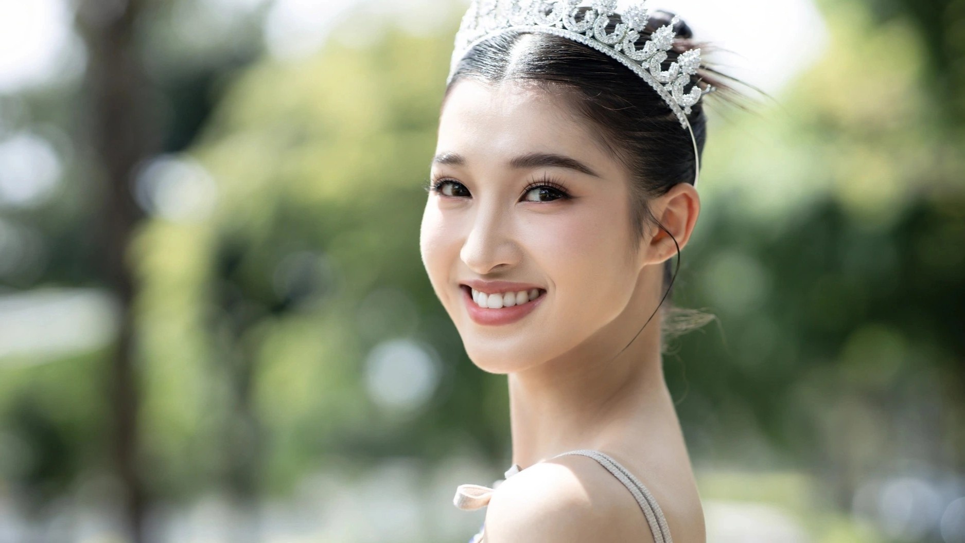 A hau Phuong Nhi: 'Toi thi hoa hau de chua benh' hinh anh