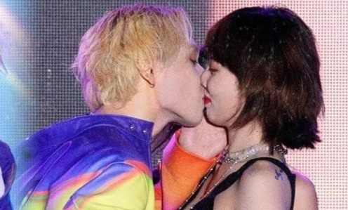 HyunA hon ban trai tren san khau hinh anh