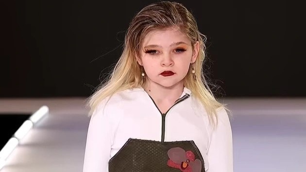 Nguoi mau chuyen gioi tre nhat the gioi hinh anh