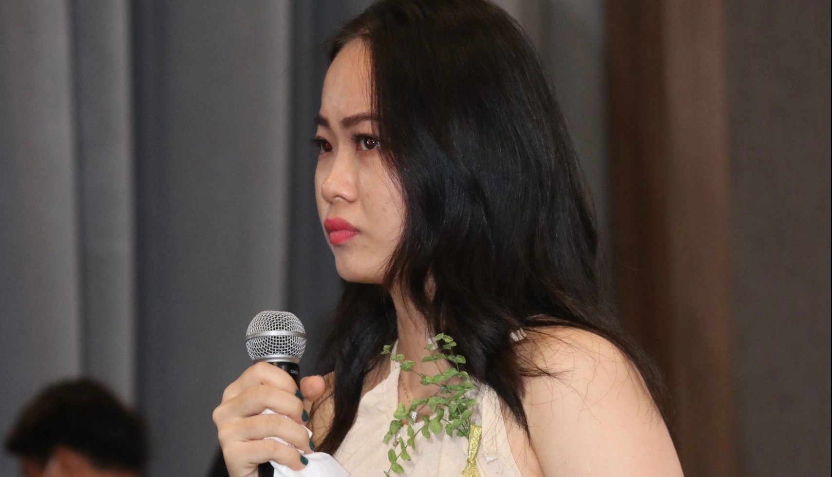 Thi sinh Hoa hau Hoa binh 2022 khoc, chat van giam khao khi bi loai hinh anh