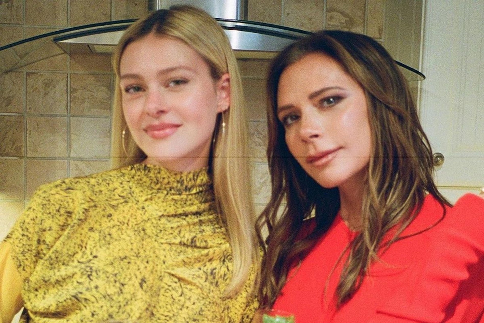 Cang thang leo thang giua Victoria va Nicola Peltz hinh anh