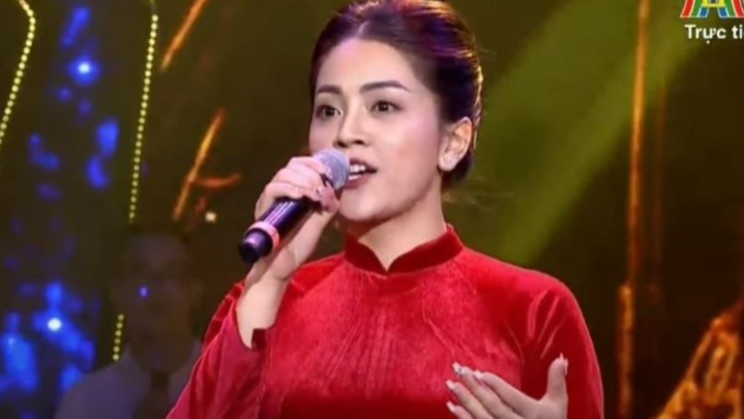 Ca si Khanh Thy quen loi khi hat tren song truyen hinh truc tiep hinh anh