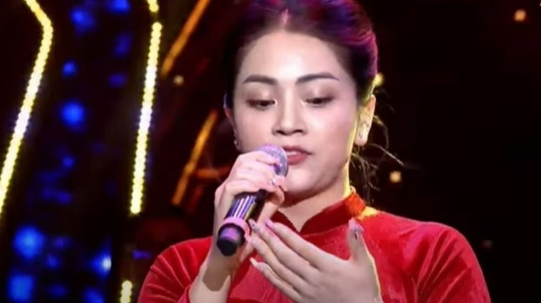 Ca si Khanh Thy quen loi, vua hat vua nhin ban tay tren song truc tiep hinh anh