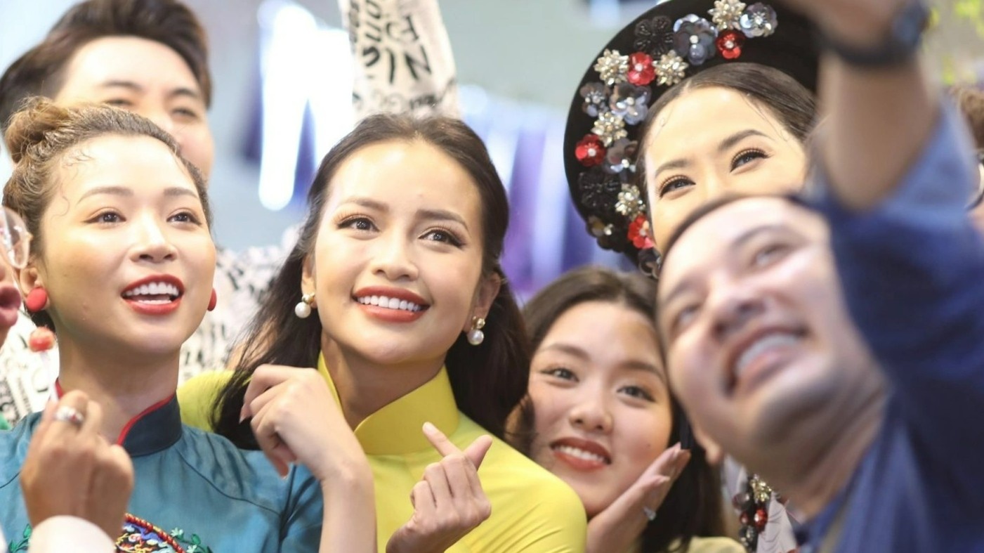 Hoa hau Ngoc Chau, Hoang Phuong du le gio To nghe hinh anh