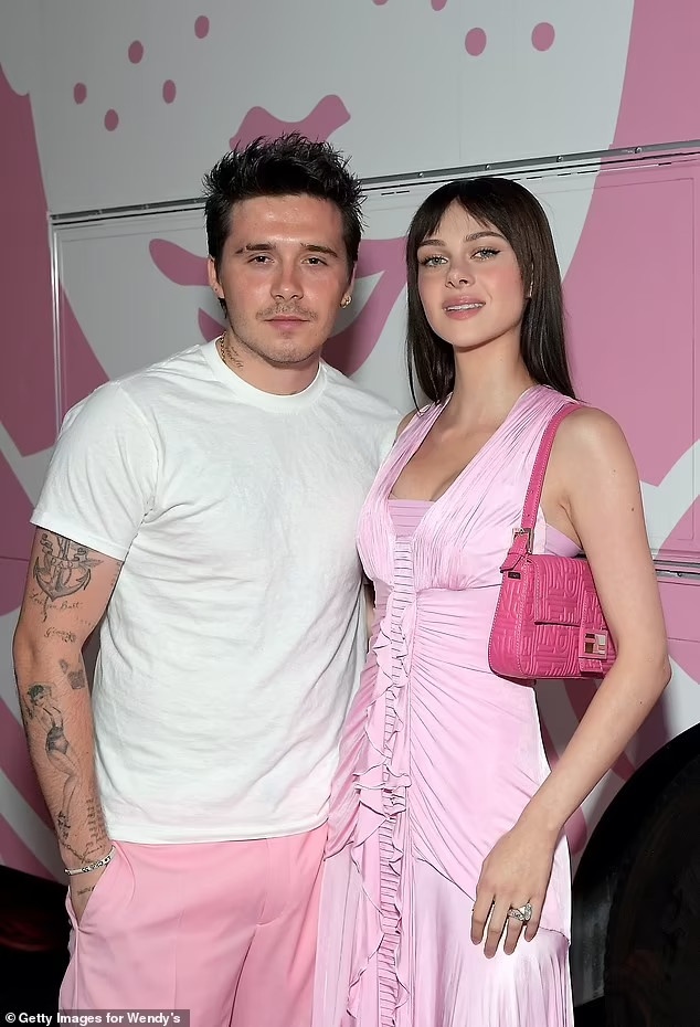 Victoria va Nicola Peltz anh 2