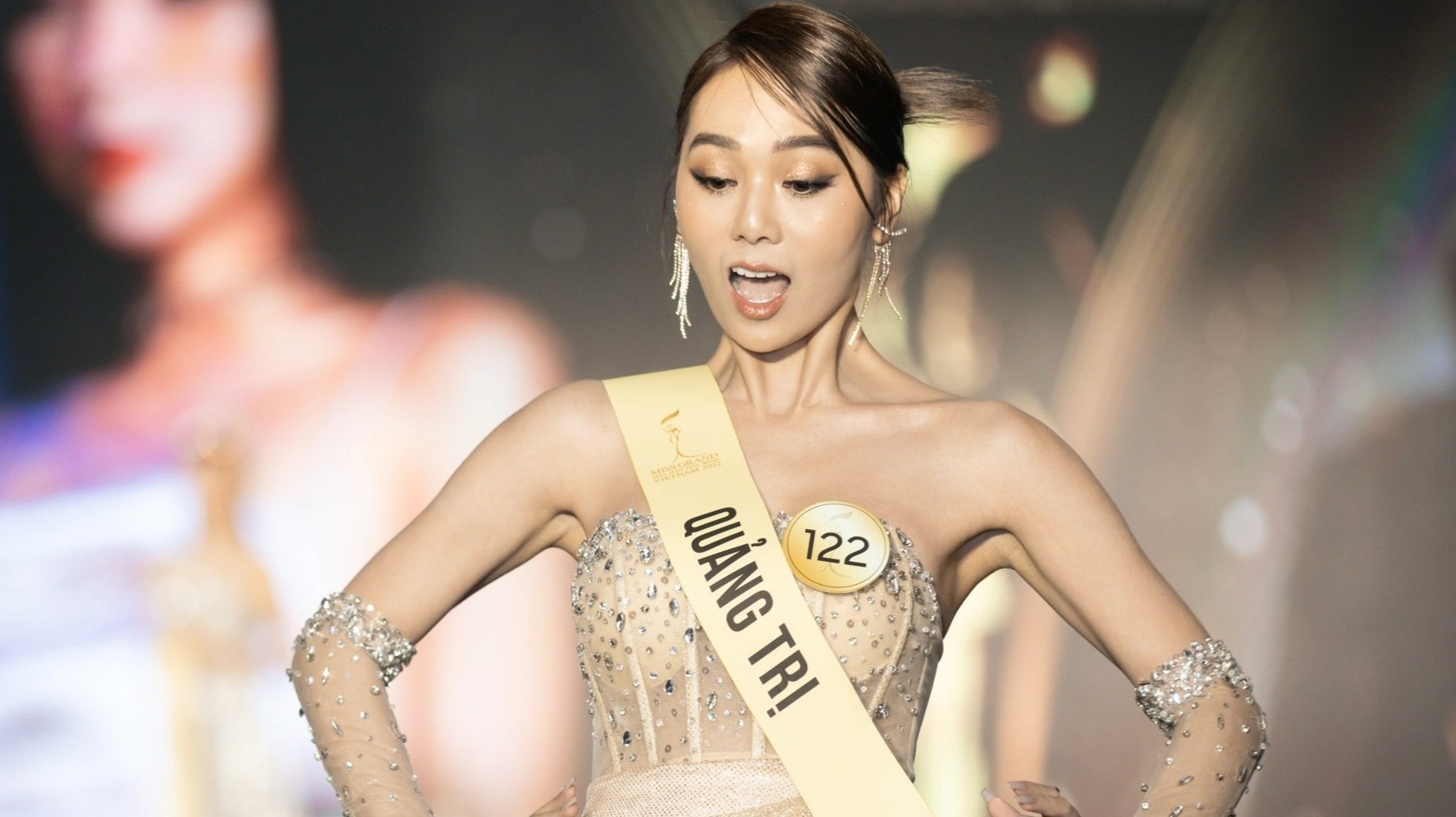 Su co khi catwalk cua dan thi sinh Miss Grand Vietnam hinh anh