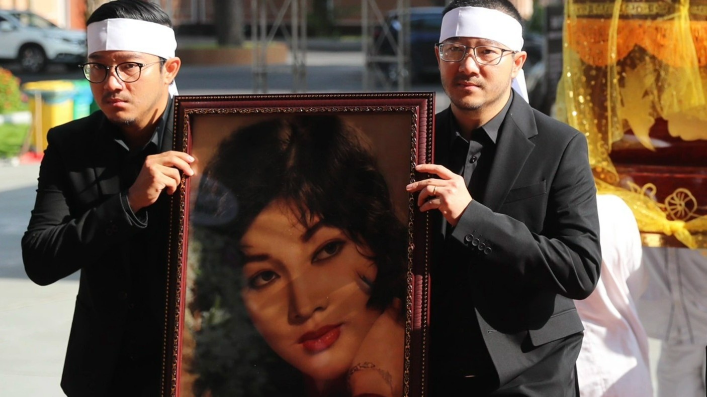 Bon nguoi con trai tuc truc tai le tang minh tinh Tham Thuy Hang hinh anh