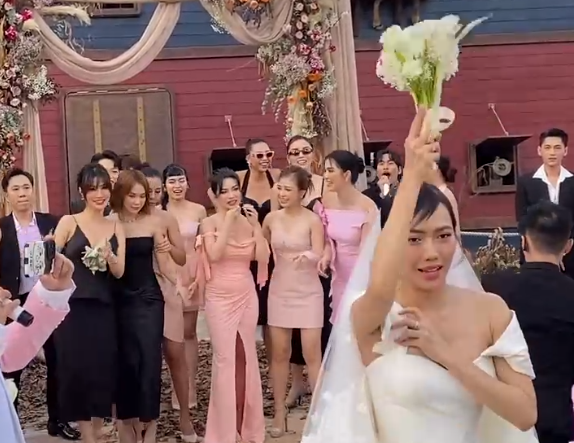 Sam bat duoc hoa cuoi tu Dieu Nhi hinh anh