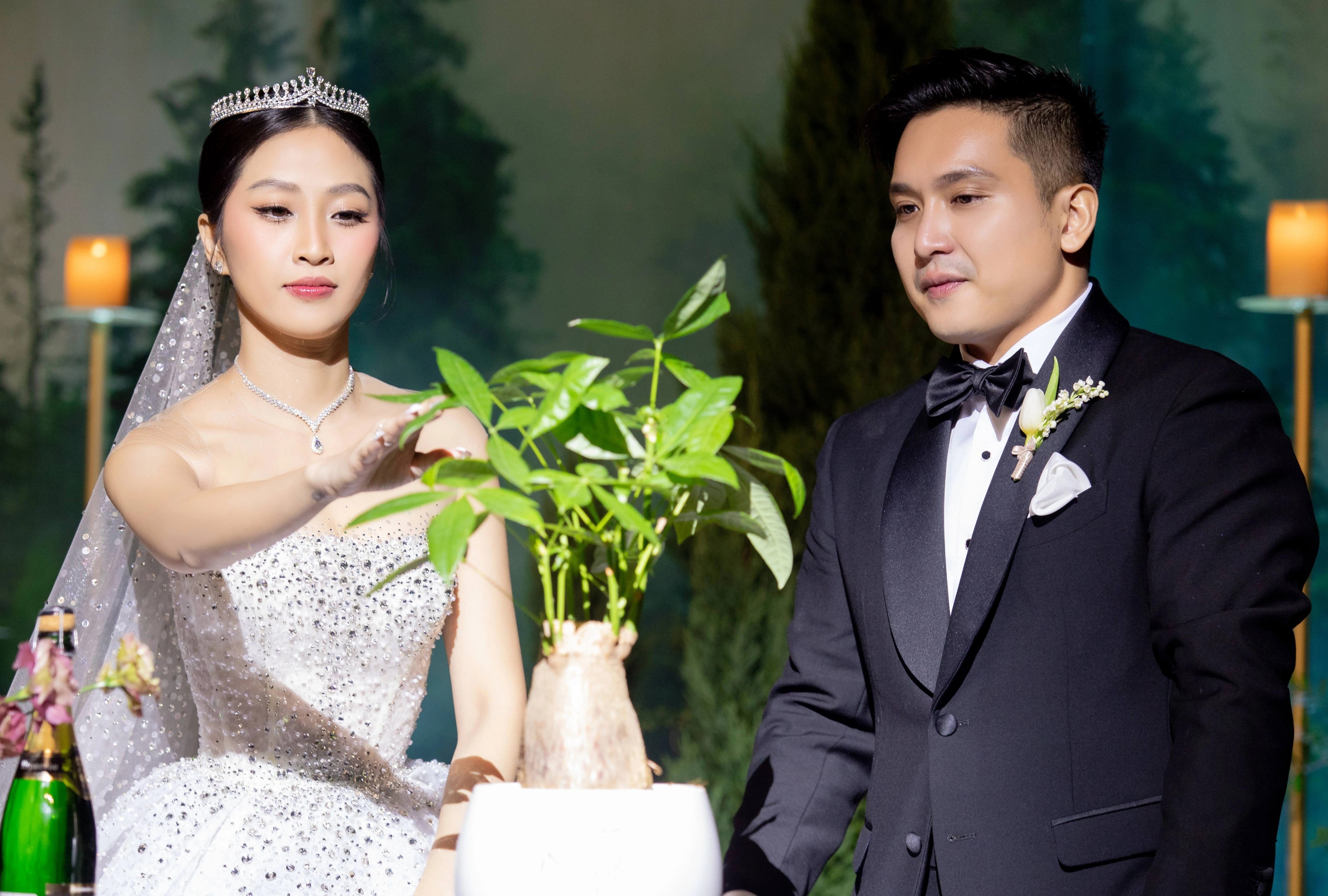 Lieu Ha Trinh bo nghi thuc cat banh trong le cuoi hinh anh