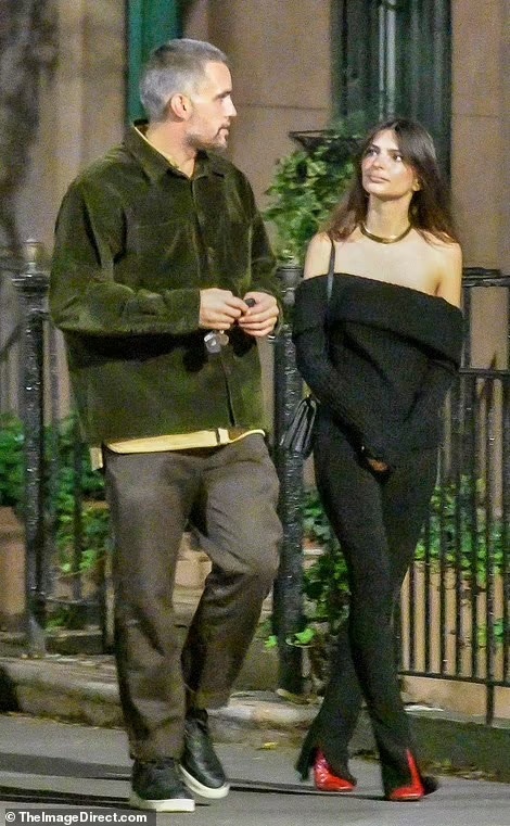 Emily Ratajkowski ảnh 2 Emily Ratajkowski anh 2