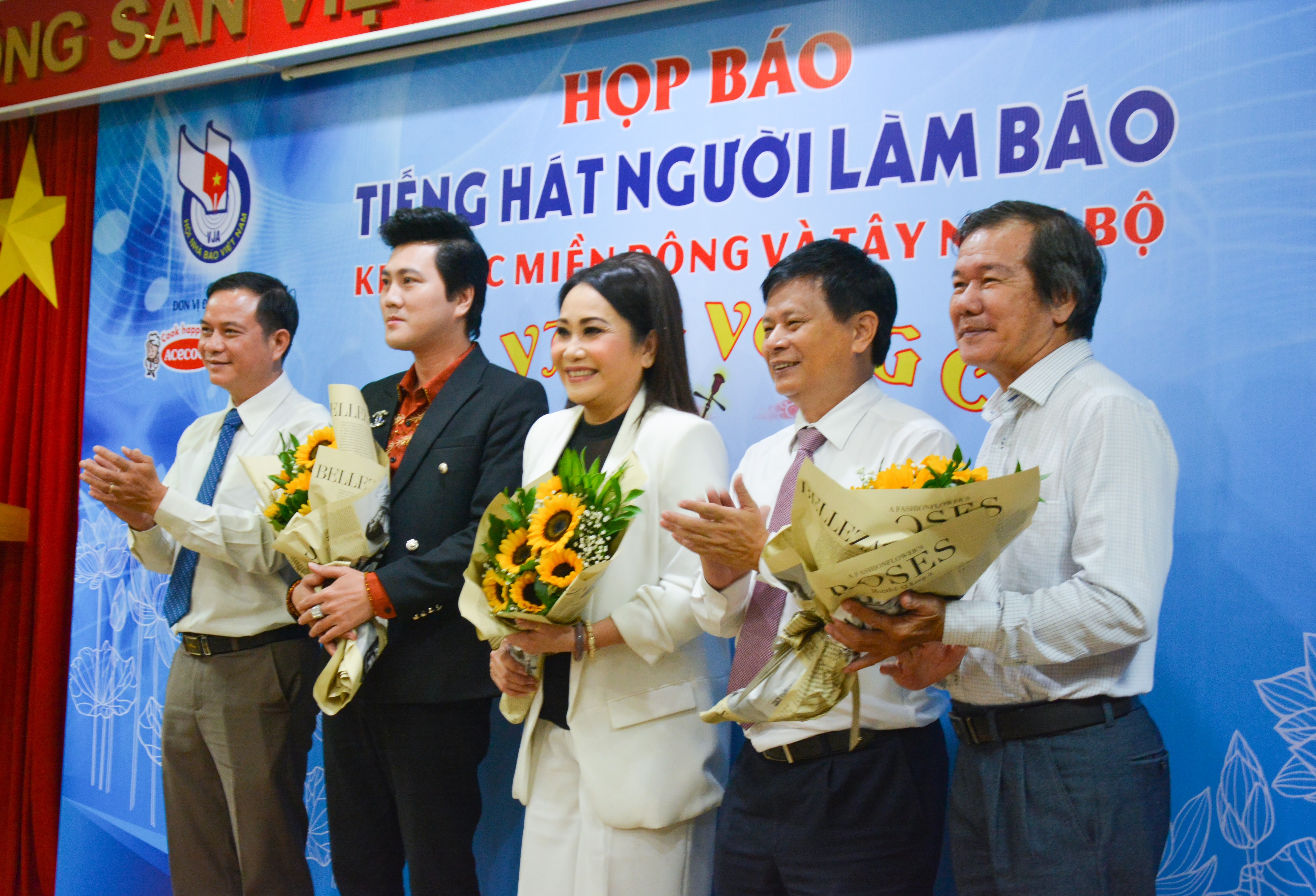 nha bao thi hat anh 1