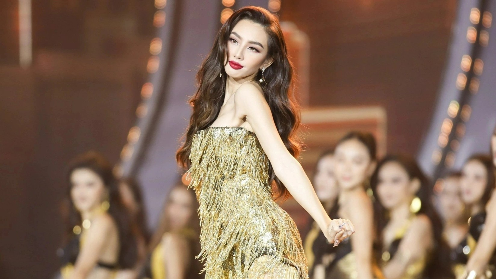 Tru Thuy Tien, tien ty dua Tieu Vy hay Do Thi Ha thi quoc te deu lo hinh anh