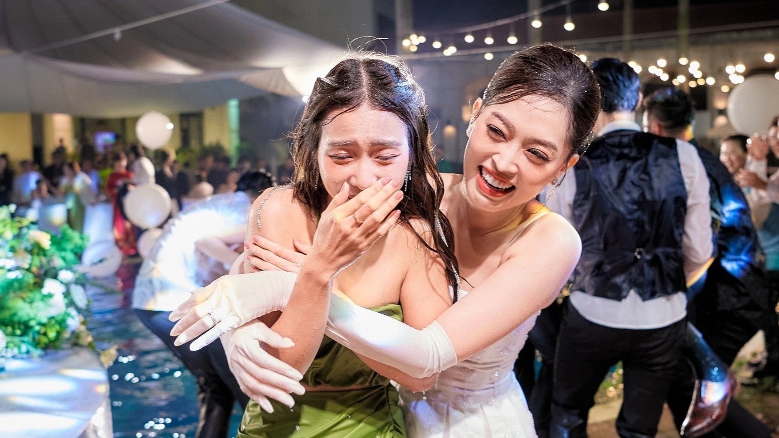 Nghe si du dam cuoi Phuong Nga bi day xuong ho boi giua troi lanh hinh anh