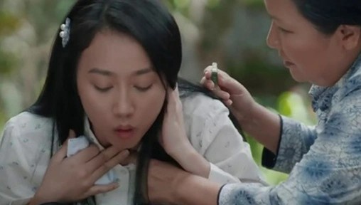 Dao dien 'Me rom' phan hoi ve canh cuong buc tren song gio vang hinh anh