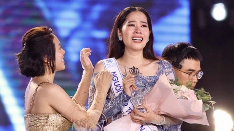 CEO Pham Kim Dung: Nam Em tung bi lua gat, doi tien mua giai hinh anh