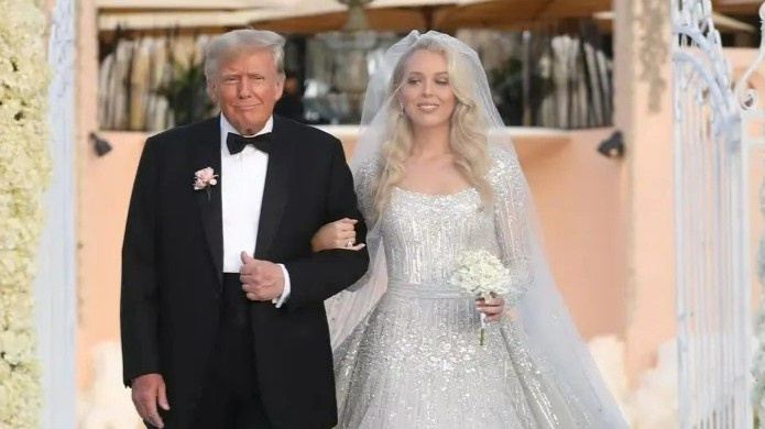 Ong Trump khoac tay con gai Tiffany buoc vao le duong hinh anh