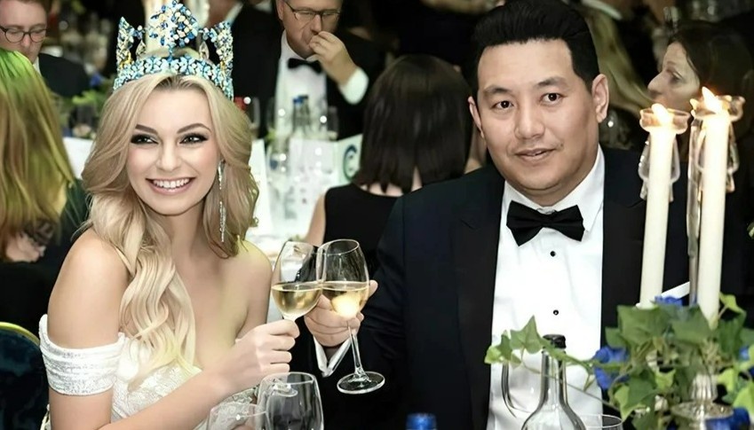 Hoa hau The gioi co them chu hinh anh